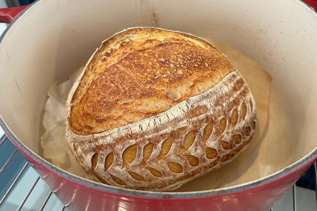 zuurdesembrood in pan net uit de oven