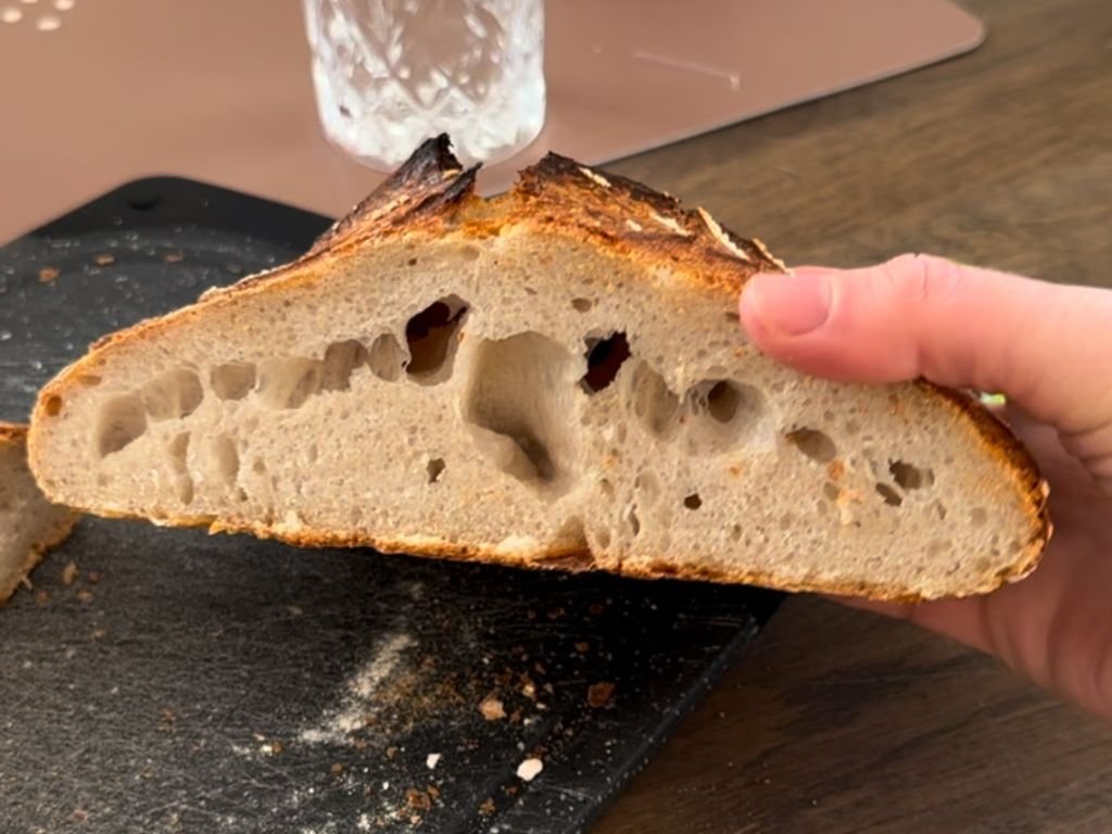 Zuurdesembrood_kruim_voorbeeld_grote_luchtbellen_tunnels_compact zuurdesembrood grote luchtbellen in kruim bovenkant