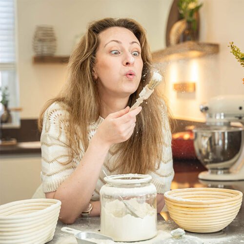 Amanda in de keuken terwijl ze bloem wegblaast