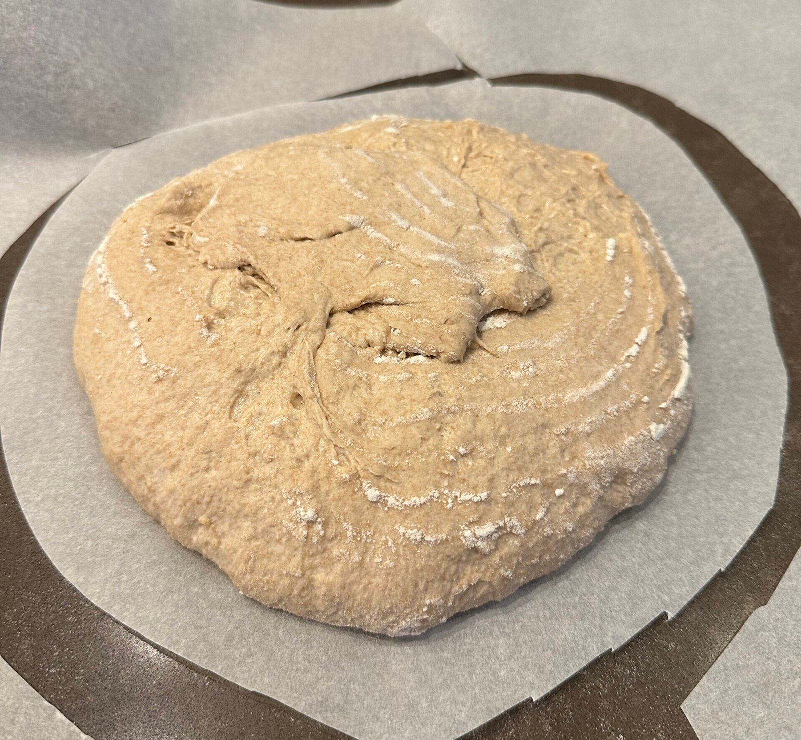 Plakkerig deeg. Dit komt meestal door een niet goed uitgevoerde eerste (bulk)rijs