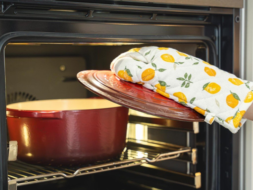 le creuset pan in de oven voor zuurdesembrood bakken