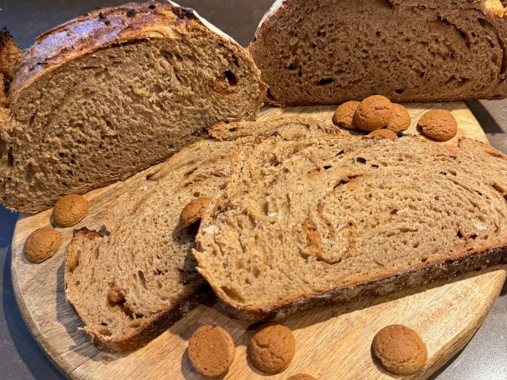 Pepernoten zuurdesembrood