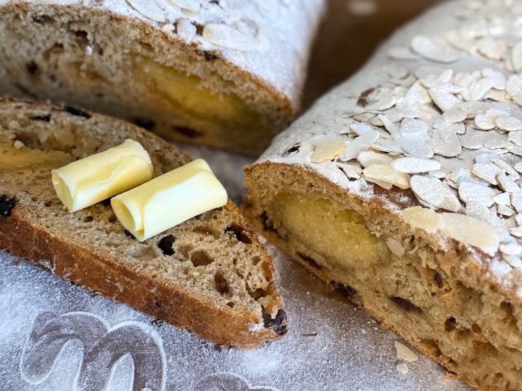 kerststol met zuurdesem uit de oven