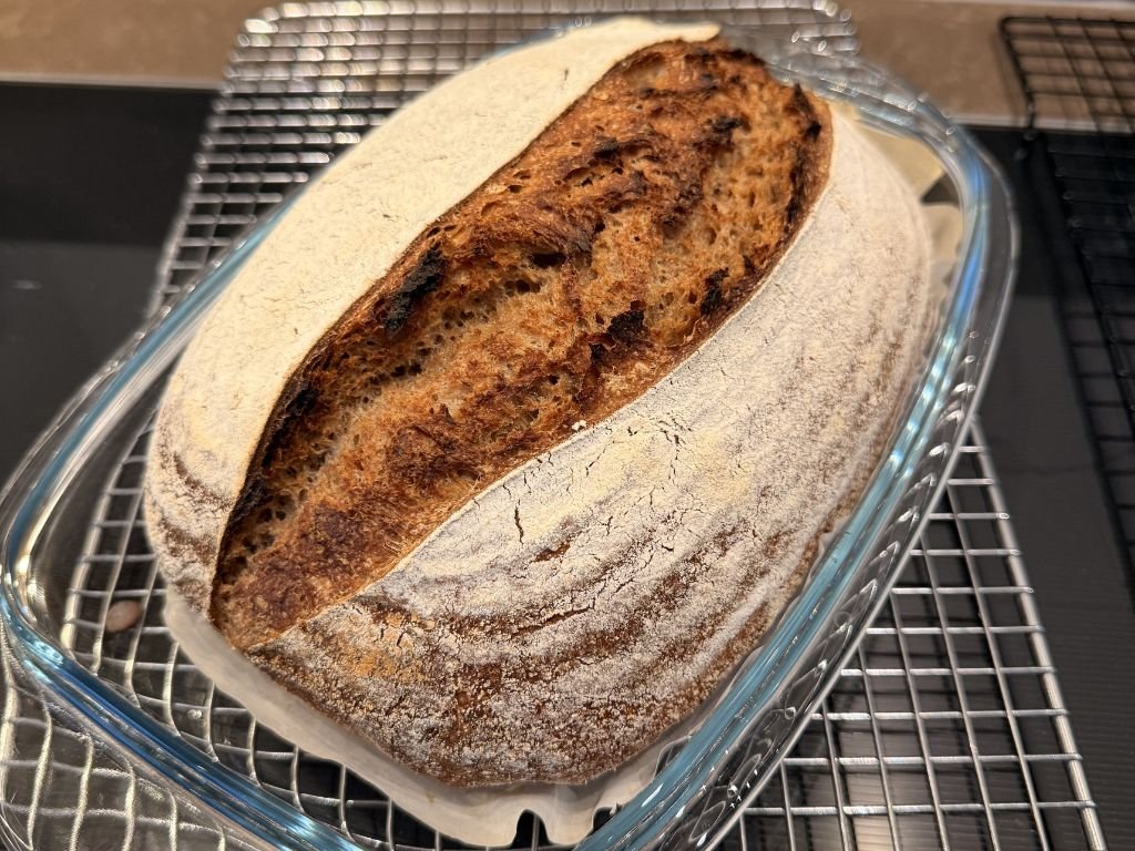 speltmeel zuurdesembrood uit de oven in glazen ovenschaal
