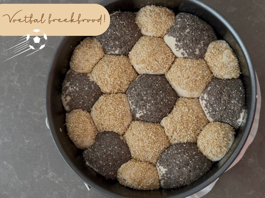 Zuurdesem_breekbrood_deeg_in_vorm zuurdesem breekbrood deeg in ronde bakvorm