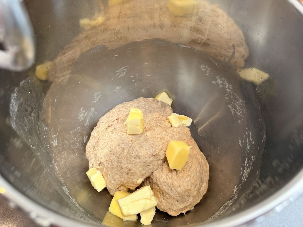 boter-door-zuurdesem-breekbrood-deeg-mengen boter door zuurdesem breekbrood deeg mengen