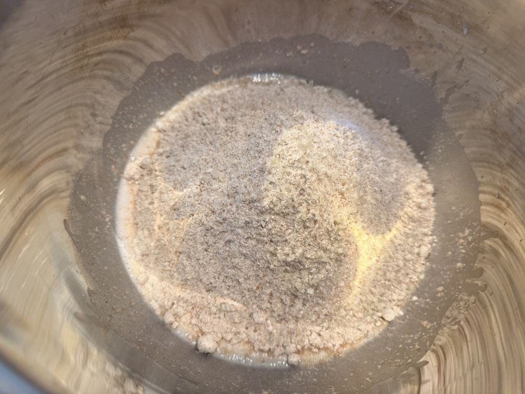 breekbrood-deeg-mengen-met-zuurdesemstarter-en-meel-en-zout breekbrood deeg mengen met zuurdesemstarter en meel en zout