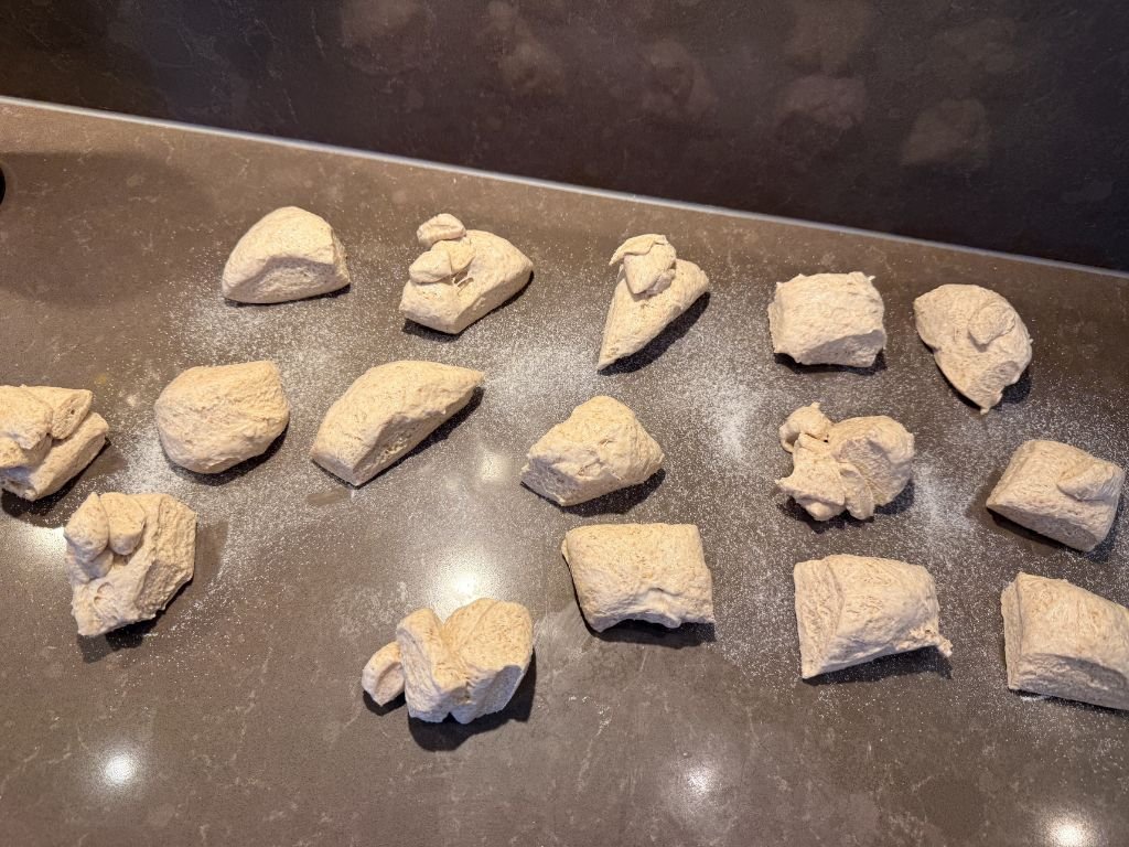 deeg-verdelen-in-bolletjes-voor-breekbrood deeg verdelen in bolletjes voor breekbrood