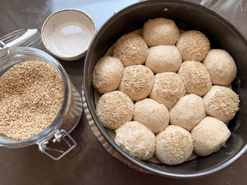 sesamzaad-op-breekbrood-bolletjes sesamzaad op breekbrood bolletjes