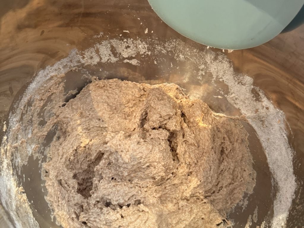 speltmeel-zuurdesembrood-deeg-mengen-kom speltmeel deeg mengen in kom
