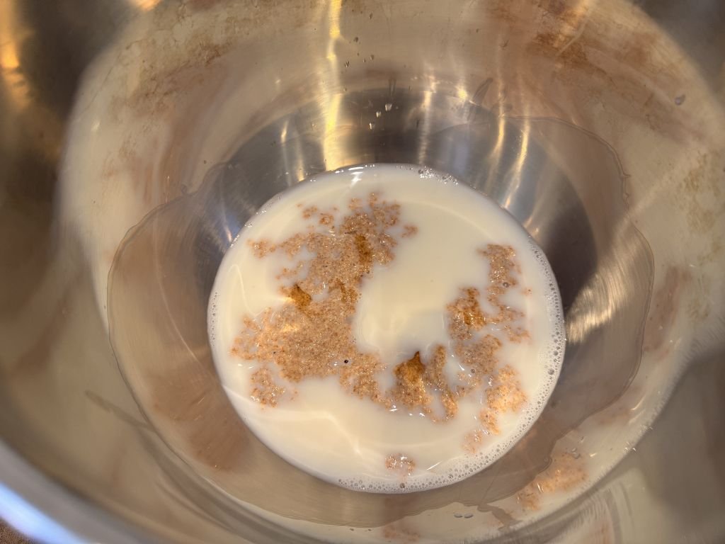 zuurdesemstarter-mengen-met-melk-en-honing zuurdesemstarter mengen met melk en honing