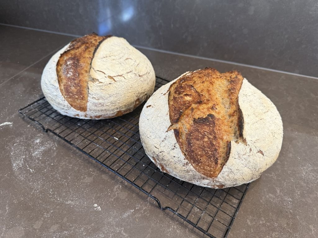 zuurdesembroden op afkoelrek