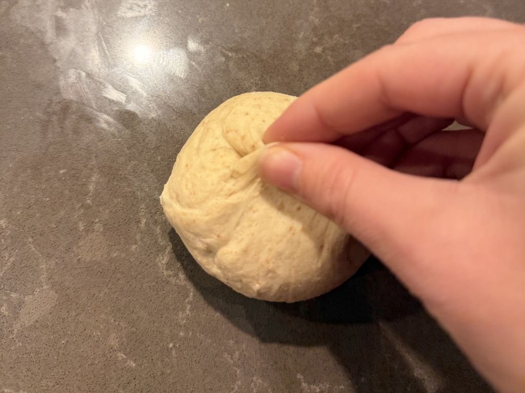 hamburgerbroodjes-opbollen_2 hamburgerbroodjes opbollen en naad goed sluiten