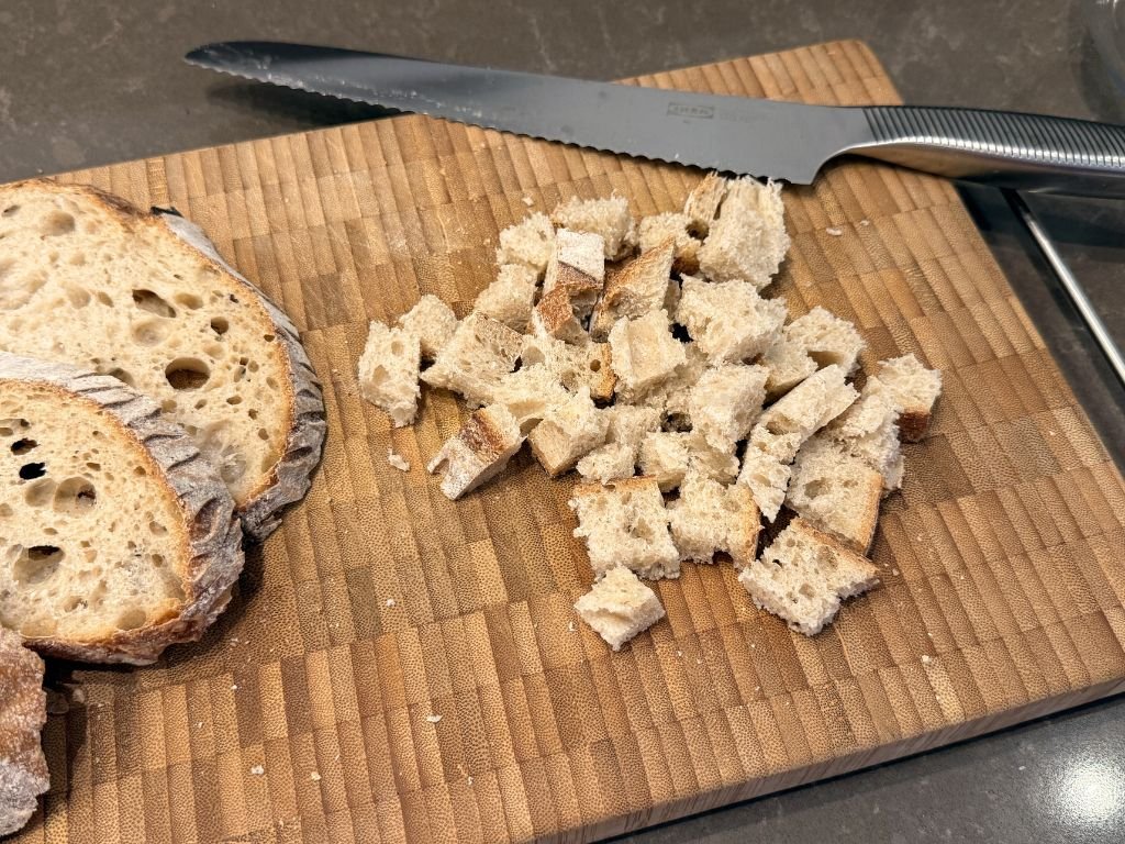 oud-zuurdesembrood-in-blokjes-snijden-voor-croutons oud zuurdesembrood in blokjes snijden voor croutons