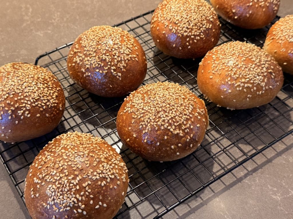 versgebakken hamburgerbroodjes met zuurdesem