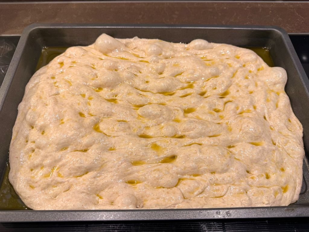 brine-over-focaccia-gieten brine / pekel over focaccia gieten