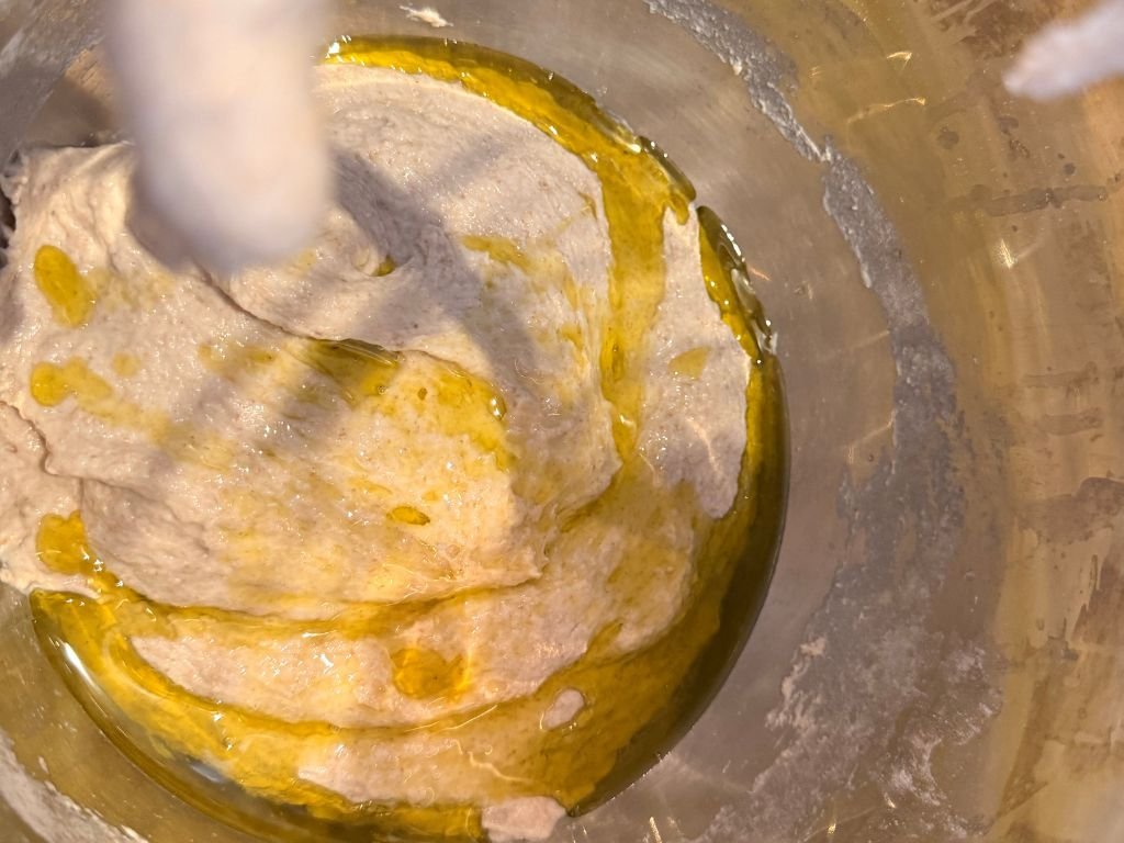 olijfolie-toevoegen-aan-focaccia-deeg olijfolie toevoegen aan focaccia deeg