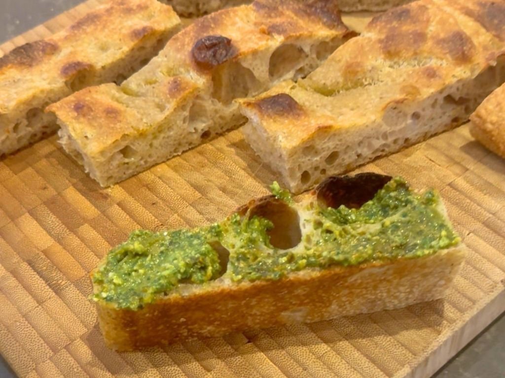 zuurdesem-focaccia-met-pesto zuurdesem focaccia met pesto