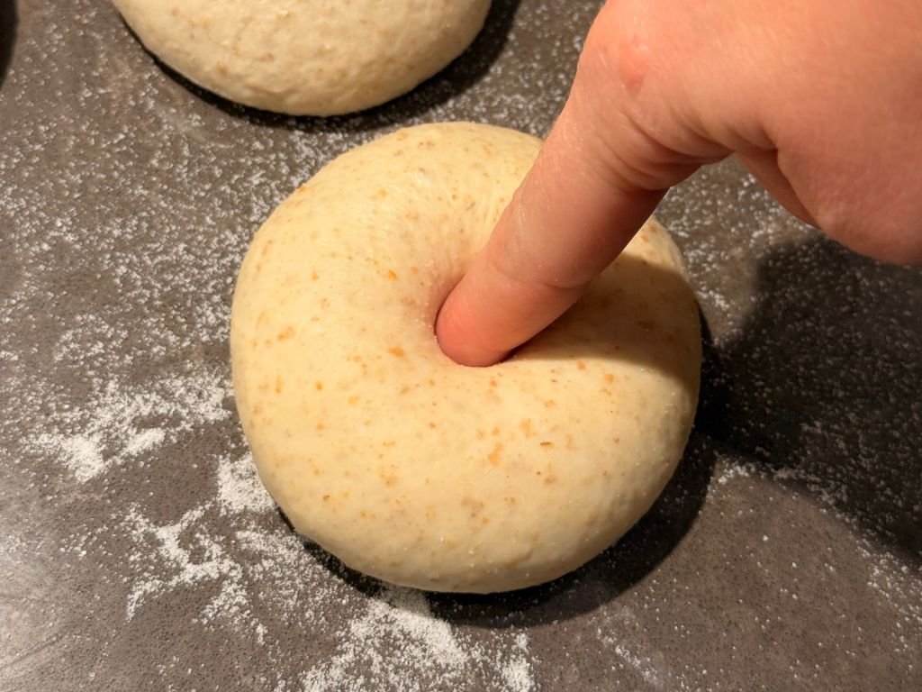 gat-maken-in-bageldeeg gat maken in bageldeeg met wijsvinger
