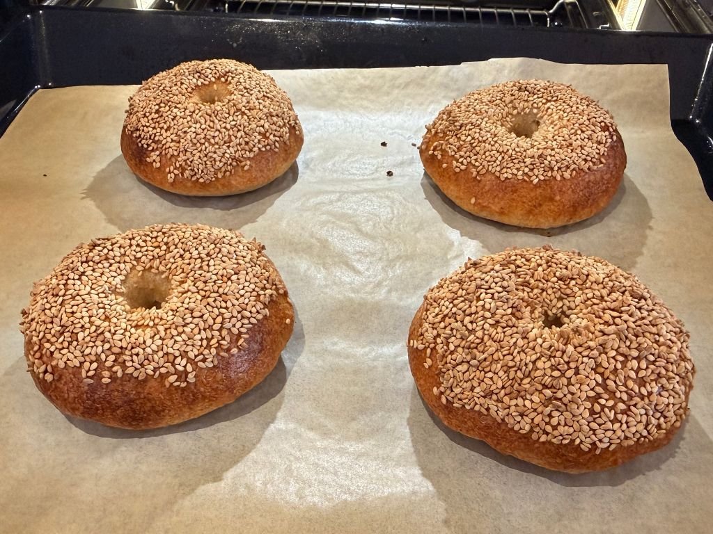 zelf-bagels-bakken-met-zuurdesem-uit-oven zelf gebakken bagels met zuurdesem uit de oven