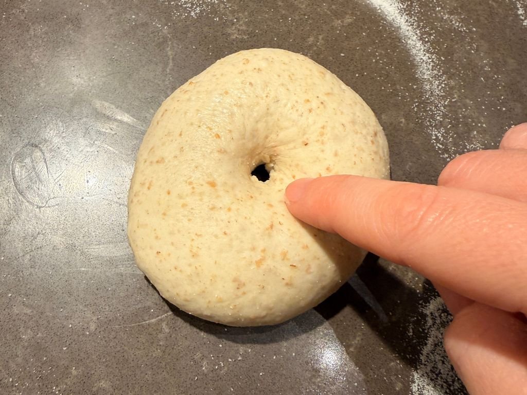zelf-zuurdesem-bagels-vormen gat in bageldeeg
