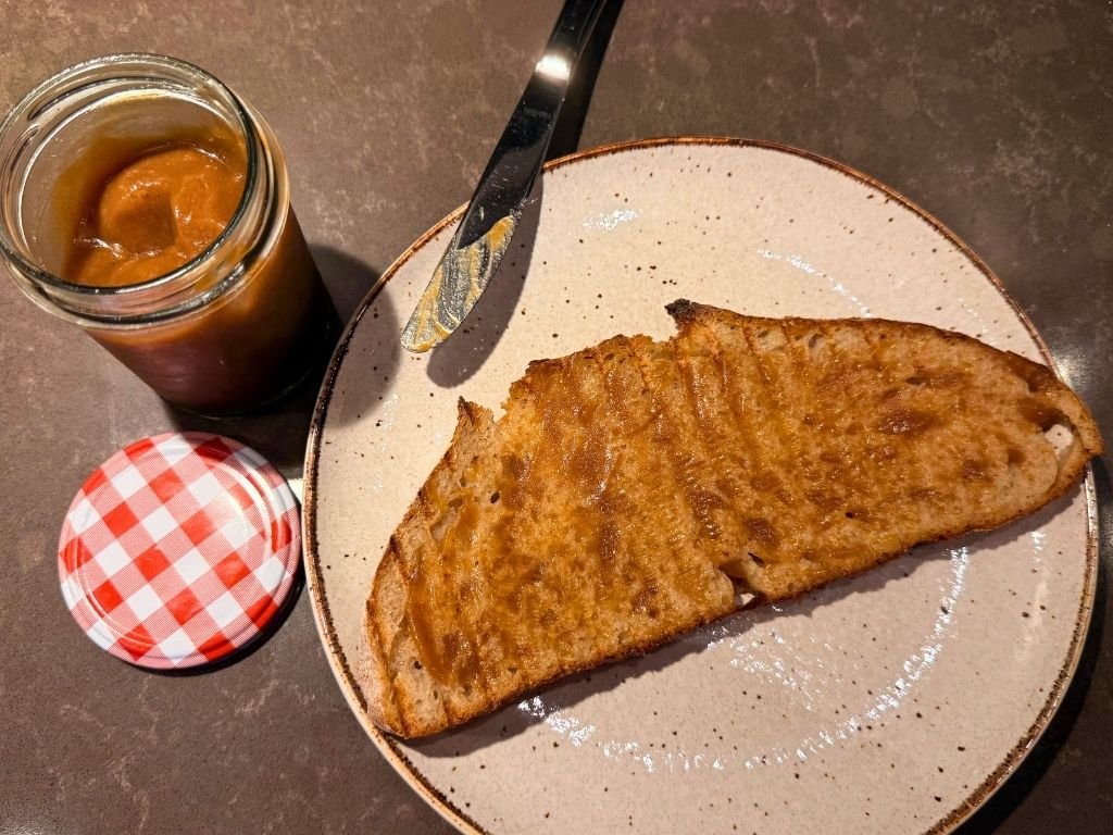 zelfgemaakte-appelboter-op-zuurdesembrood zelfgemaakte appelboter op zuurdesembrood