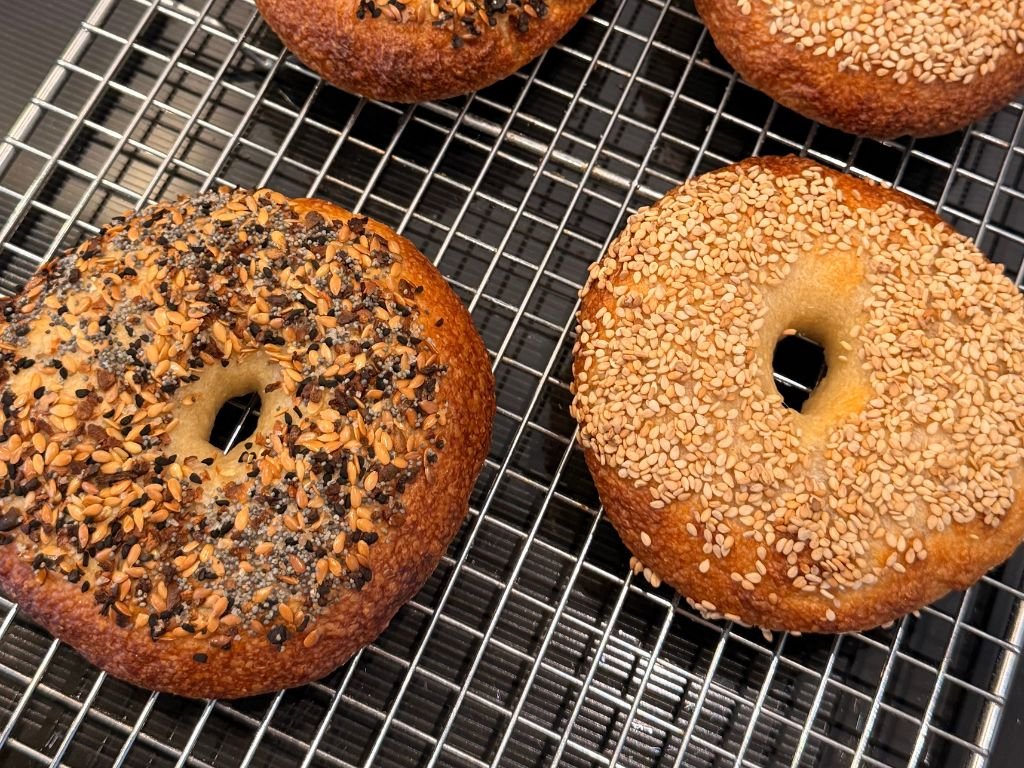 zuurdesem-bagels-met-everything-seasoning-sesamzaadjes zuurdesem bagels met toppings